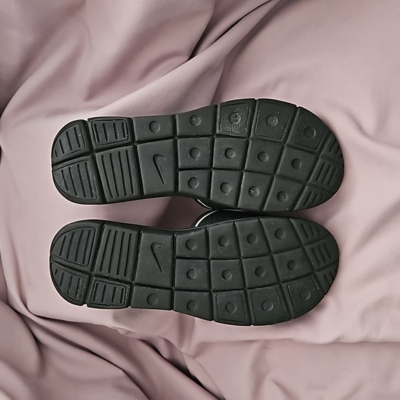 Nike Women's Slide Sandals - Black/White - Size 8 - very lightly used look new. - Picture 5 of 9